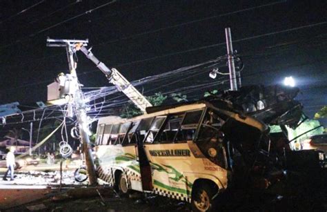 accident in san fernando, pampanga today|7 killed after minibus rams into tricycle, waiting shed in Pampanga.